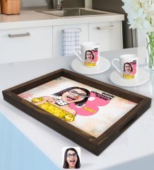Kişiye Özel Kadınlar Günü Karikatürlü Doğal Ahşap Tepsi ve 2’li Kahve Fincan Seti-2