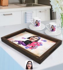 Kişiye Özel Kadınlar Günü Karikatürlü Doğal Ahşap Tepsi ve 2’li Kahve Fincan Seti-1