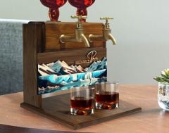 BK Gift Kişiye Özel Kabartma Manzara Tasarımlı İsimli Çift Musluklu Doğal Ahşap İçki Standı-6, İçki Standı, Doğum Günü Hediyesi, Ev Hediyesi