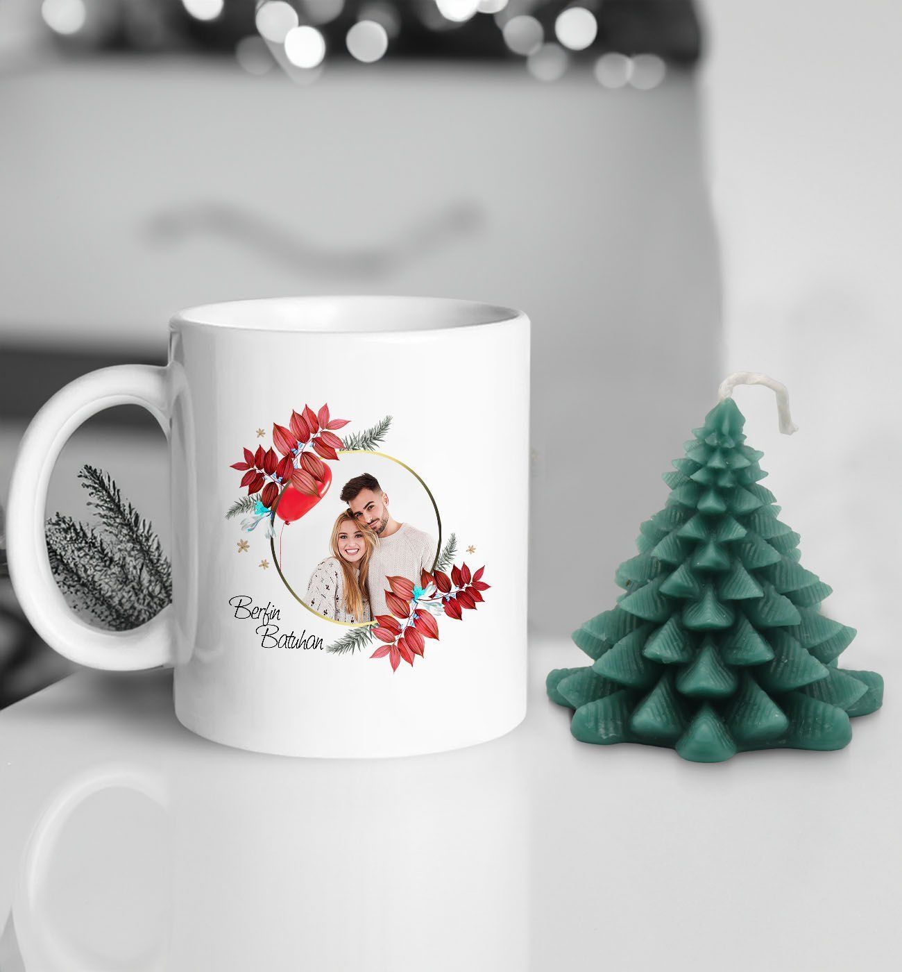 Yılbaşı Hediyesi BK Gift Kişiye Özel İsimli Fotoğraflı Beyaz Kupa Bardak ve Kokulu Çam Ağacı Mum Hediye Seti, Sevgiliye Hediye, Doğum Günü Hediyesi