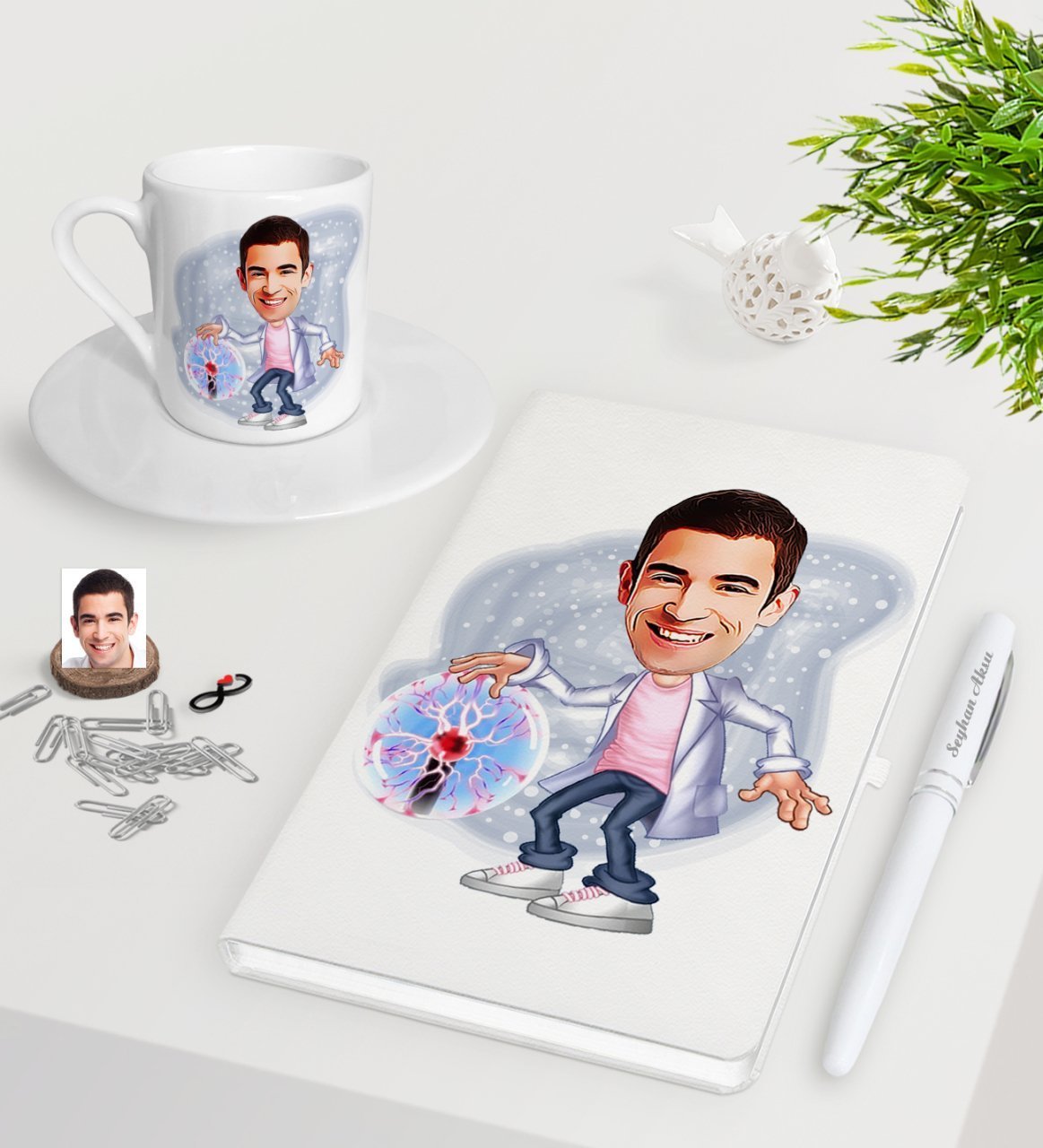 Kişiye Özel Erkek Elektrik Mühendisi Karikatürlü Beyaz Defter Kalem Türk Kahvesi Fincanı Seti-1