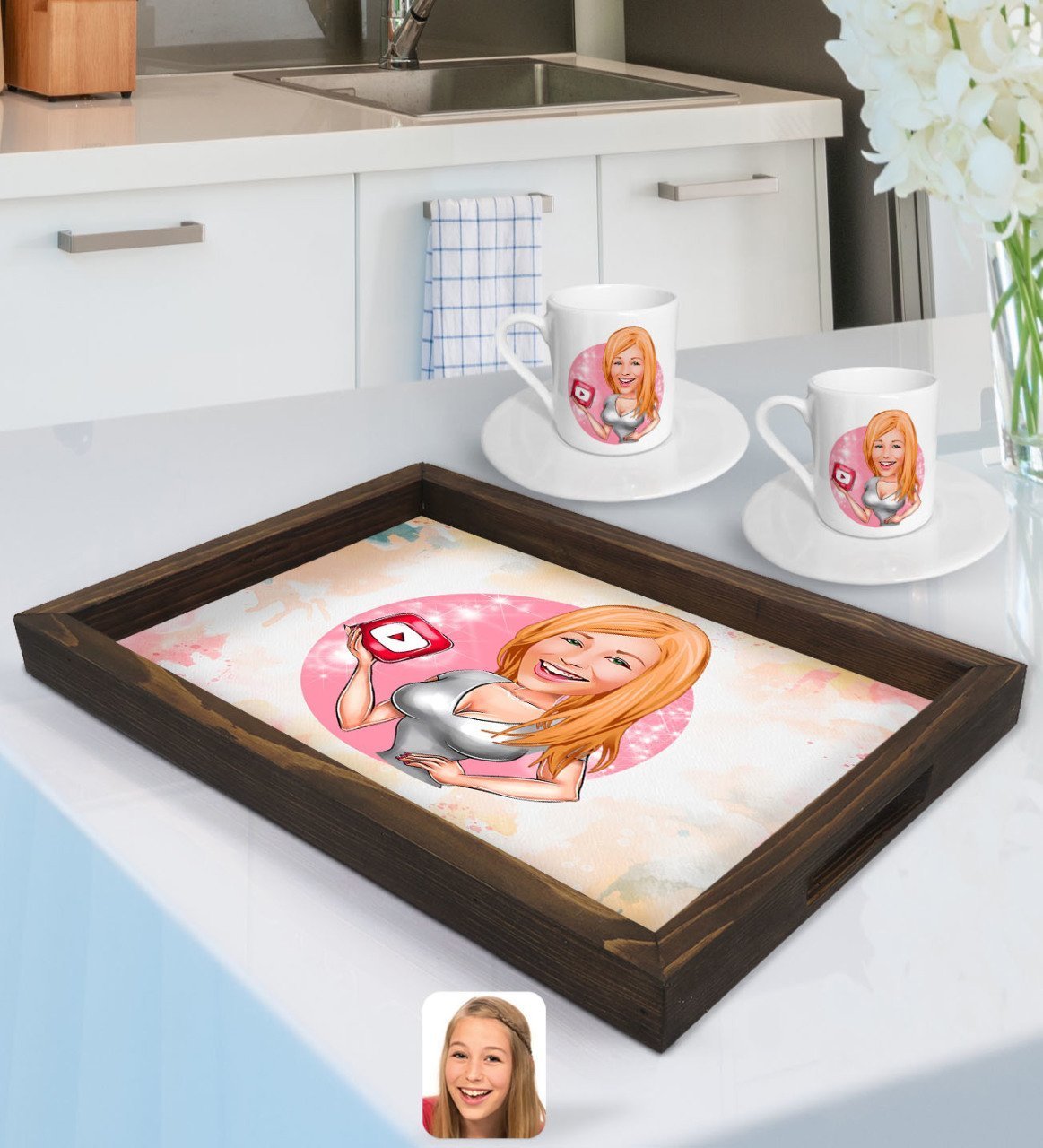 Kişiye Özel Kadın Youtuber Karikatürlü Doğal Ahşap Tepsi ve 2’li Kahve Fincan Seti-2