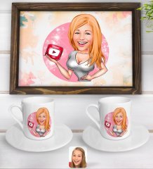 Kişiye Özel Kadın Youtuber Karikatürlü Doğal Ahşap Tepsi ve 2’li Kahve Fincan Seti-2
