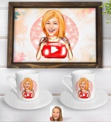 Kişiye Özel Kadın Youtuber Karikatürlü Doğal Ahşap Tepsi ve 2’li Kahve Fincan Seti-1