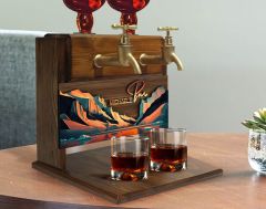 BK Gift Kişiye Özel Kabartma Manzara Tasarımlı İsimli Çift Musluklu Doğal Ahşap İçki Standı-2, İçki Standı, Doğum Günü Hediyesi, Ev Hediyesi