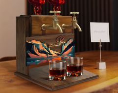 BK Gift Kişiye Özel Kabartma Manzara Tasarımlı İsimli Çift Musluklu Doğal Ahşap İçki Standı-2, İçki Standı, Doğum Günü Hediyesi, Ev Hediyesi