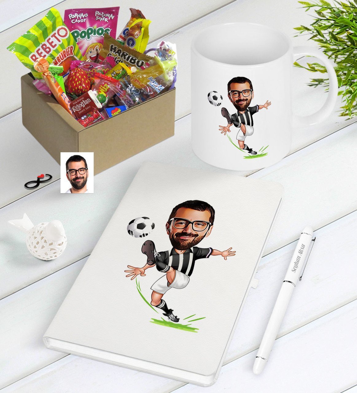 Kişiye Özel Siyah Beyaz Futbolcu Karikatürlü Nostaljik Lezzetler Defter Kalem Kupa Hediye Seti