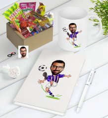 Kişiye Özel Sarı Lacivert Futbolcu Karikatürlü Nostaljik Lezzetler Defter Kalem Kupa Hediye Seti