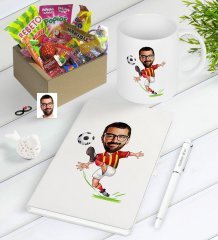 Kişiye Özel Sarı Kırmızı Futbolcu Karikatürlü Nostaljik Lezzetler Defter Kalem Kupa Hediye Seti
