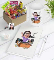 Kişiye Özel Bayan Radyocu Karikatürlü Nostaljik Lezzetler Defter Kalem Kupa Hediye Seti