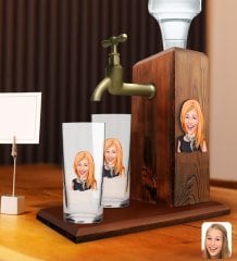 BK Gift Kabartmalı Karikatür Figürlü Musluklu Ahşap İçki Standı ve İkili Rakı Bardağı Hediye Seti-7