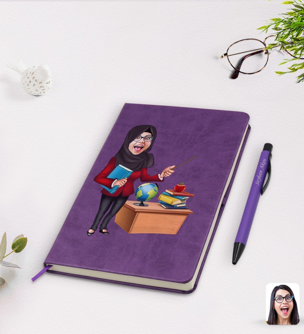 Kişiye Özel Tesettürlü Kadın Öğretmen Karikatürlü Mor Termo Deri Defter Kalem Seti Model 1