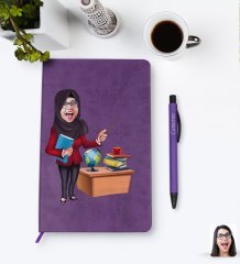 Kişiye Özel Tesettürlü Kadın Öğretmen Karikatürlü Mor Termo Deri Defter Kalem Seti Model 1