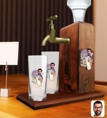 BK Gift Kabartmalı Karikatür Figürlü Musluklu Ahşap İçki Standı ve İkili Rakı Bardağı Hediye Seti