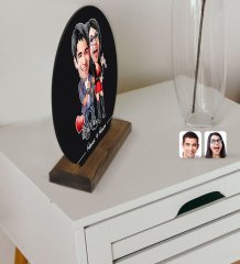 Kişiye Özel Sevgililer Karikatürlü Yuvarlak Ahşap Biblo-1