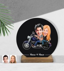 Kişiye Özel Motorcu Sevgililer Karikatürlü Yuvarlak Ahşap Biblo-1