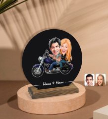 Kişiye Özel Motorcu Sevgililer Karikatürlü Yuvarlak Ahşap Biblo-1
