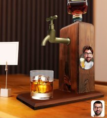BK Gift Kişiye Özel Kabartmalı Karikatür Figürlü Musluklu Ahşap İçki Standı-2