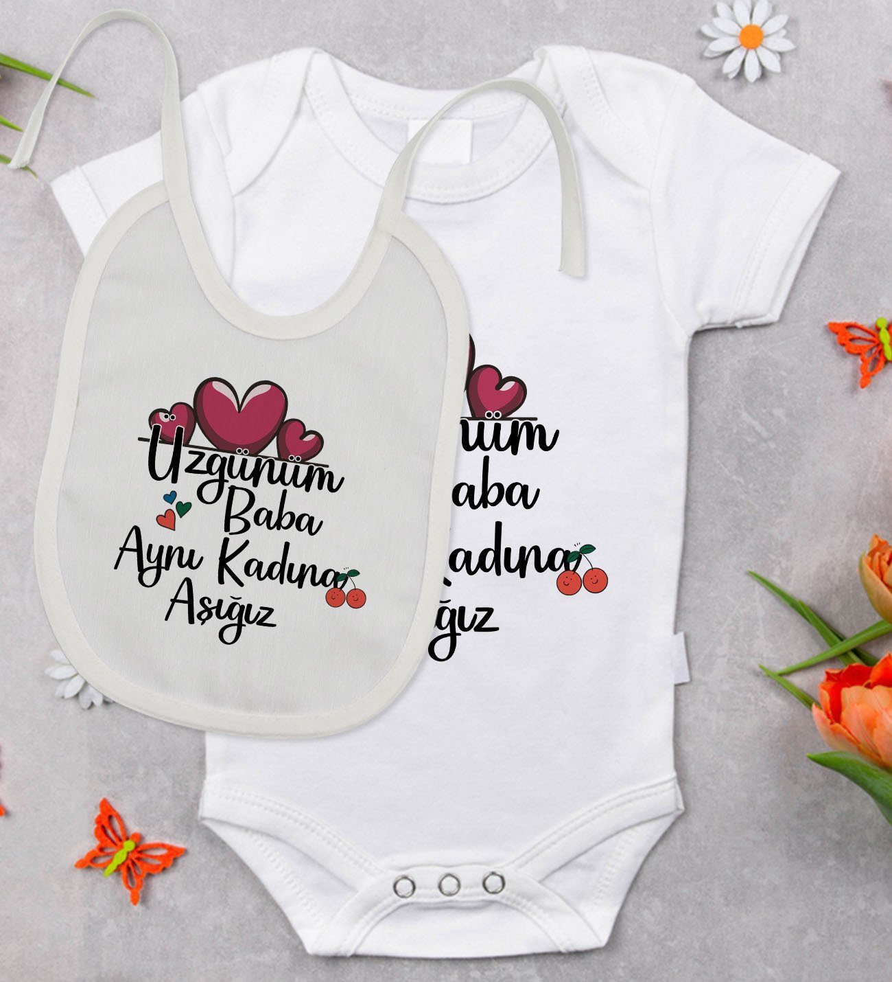 BK Kids Aynı Kadına Aşığız Tasarımlı Bebek Body Zıbın ve Mama Önlüğü Hediye Seti - Model 2