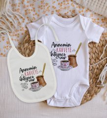 BK Kids Annemin Kahveye İhtiyacı Var Tasarımlı Bebek Body Zıbın ve Mama Önlüğü Hediye Seti - Model 1