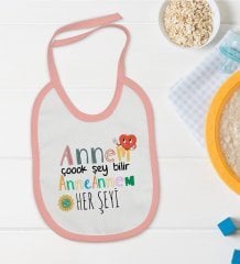 BK Kids Anneannem Her Şeyi Bilir Tasarımlı Pembe Bebek Mama Önlüğü