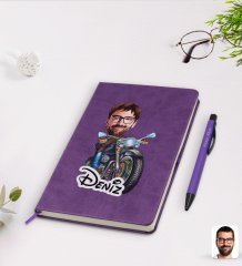 Kişiye Özel Erkek Motorcu Karikatürlü Mor Termo Deri Defter Kalem Seti Model 2