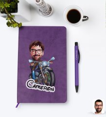 Kişiye Özel Erkek Motorcu Karikatürlü Mor Termo Deri Defter Kalem Seti Model 2