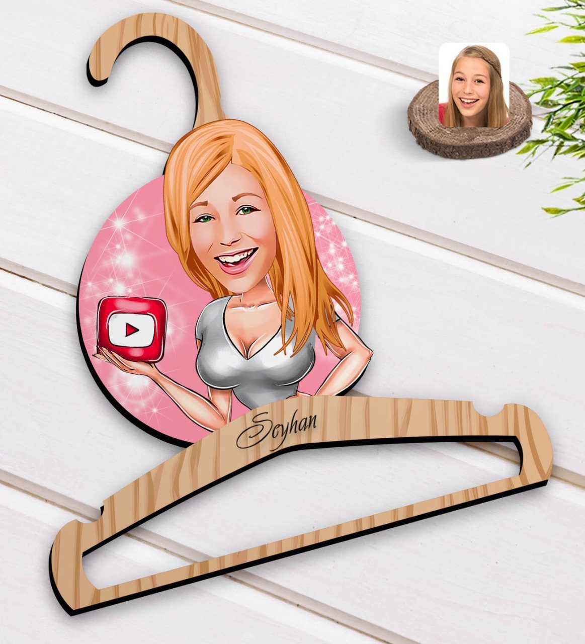 Kişiye Özel Kadın Youtuber Karikatürlü Standart Boy Ahşap Elbise Askısı-2