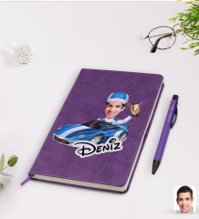 Kişiye Özel Erkek Rallici Karikatürlü Mor Termo Deri Defter Kalem Seti Model 1