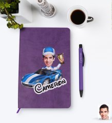 Kişiye Özel Erkek Rallici Karikatürlü Mor Termo Deri Defter Kalem Seti Model 1