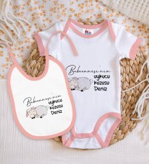 BK Kids Kişiye Özel Babaannesinin Uykucu Kuzusu Tasarımlı Pembe Bebek Body Zıbın ve Mama Önlüğü Hediye Seti