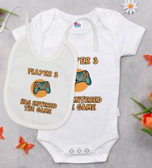 BK Kids Player 3 Tasarımlı Beyaz Bebek Body Zıbın ve Mama Önlüğü Hediye Seti-1
