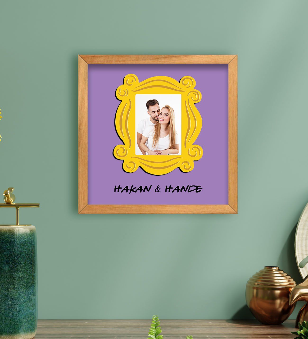 BK Gift Kişiye Özel Fotoğraflı Friends Kapı Çerçevesi Kabartmalı Ahşap Tablo