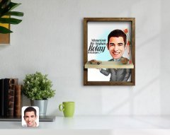 Kişiye Özel Erkek Kolay Yetişmiyor Karikatürlü Doğal Masif Ahşap Çerçeveli Tablo Duvar Rafı-2