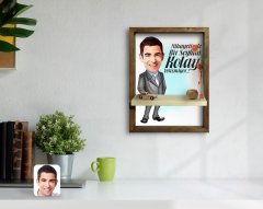 Kişiye Özel Erkek Kolay Yetişmiyor Karikatürlü Doğal Masif Ahşap Çerçeveli Tablo Duvar Rafı-1