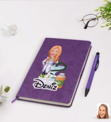Kişiye Özel Kadın Eczacı Karikatürlü Mor Termo Deri Defter Kalem Seti Model 2