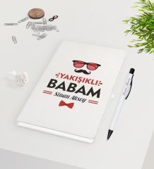 Kişiye Özel Yakışıklı Babam Tasarımlı 9x14cm Beyaz Defter ve Kalem Hediye Seti - Model 3