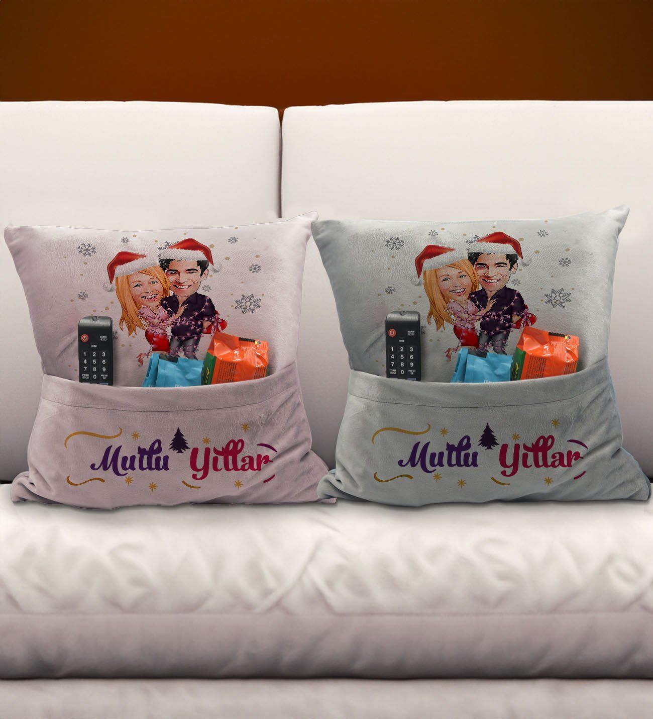 BK Gift Kişiye Özel Yılbaşı Karikatür Tasarımlı 2'li Organizer Kumanda ve Atıştırmalık Cepli Pembe&Gri Kırlent Yastık- 1, Yılbaşı Hediyesi, Yeni Yıl Hediyeleri