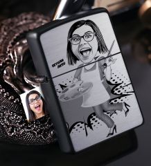 Kişiye Özel Bayan Ressam Karikatürlü Benzinli Siyah Metal Çakmak - 1