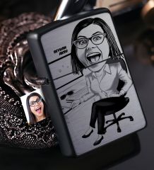 Kişiye Özel Bayan Genel Müdür Karikatürlü Benzinli Siyah Metal Çakmak - 1