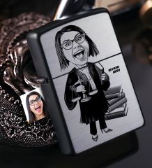 Kişiye Özel Bayan Avukat Karikatürlü Benzinli Siyah Metal Çakmak - 2