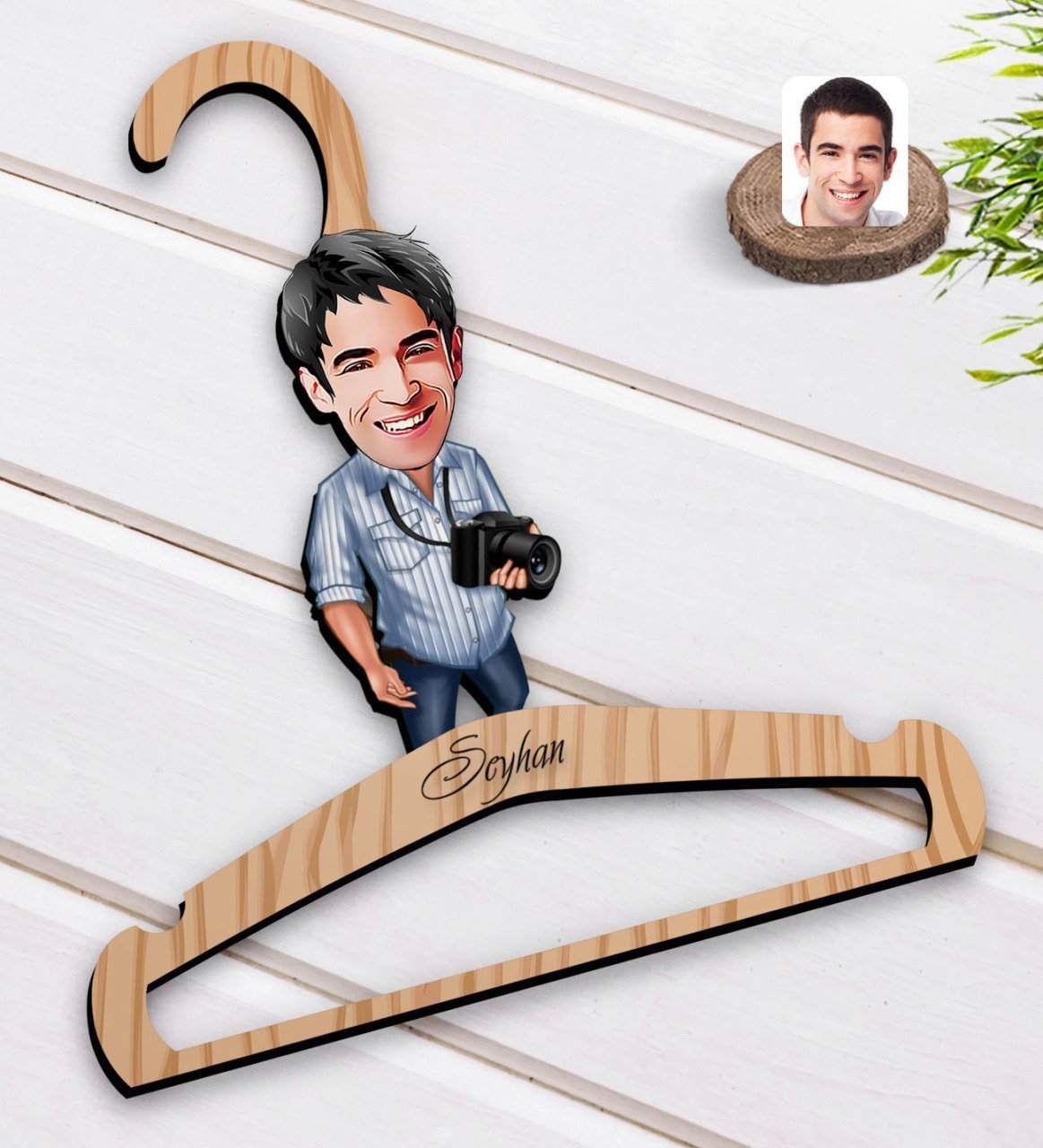 Kişiye Özel Erkek Fotoğrafçı Karikatürlü Standart Boy Ahşap Elbise Askısı-1