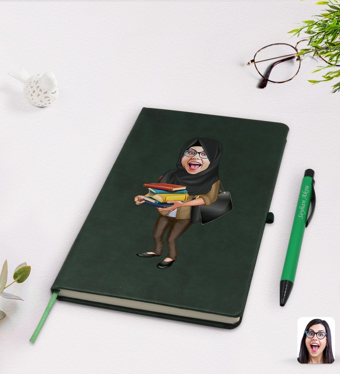 Kişiye Özel Tesettürlü Kadın Öğretmen Karikatürlü Yeşil Termo Deri Defter Kalem Seti Model 2