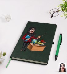 Kişiye Özel Tesettürlü Kadın Öğretmen Karikatürlü Yeşil Termo Deri Defter Kalem Seti Model 1