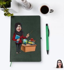 Kişiye Özel Tesettürlü Kadın Öğretmen Karikatürlü Yeşil Termo Deri Defter Kalem Seti Model 1