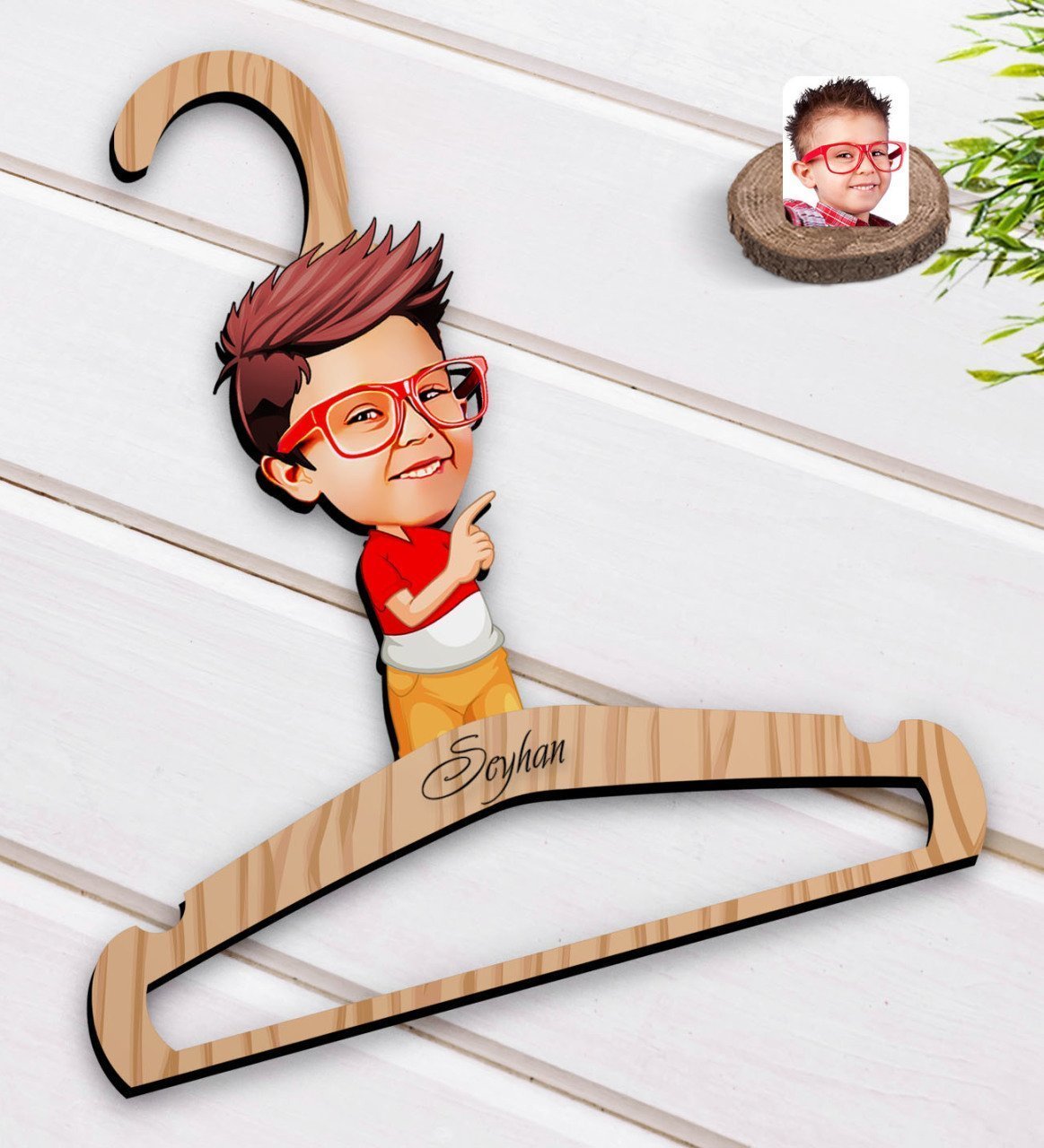 Kişiye Özel Erkek Çocuk Karikatürlü Standart Boy Ahşap Elbise Askısı-1
