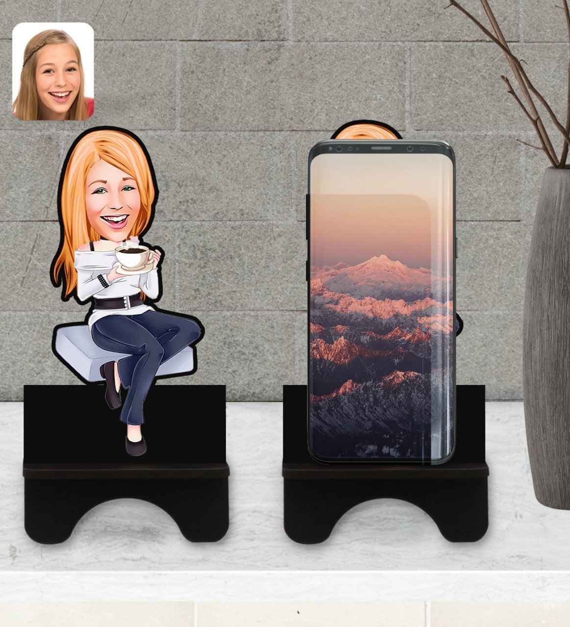 Kişiye Özel Kadın Karikatürlü Ahşap Biblo Telefon Standı-101