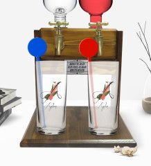 Kişiye Özel Renkli Baskılı Harf ve İsim Tasarımlı İkili Vodka Bardağı ve Çift Musluklu Doğal Ahşap Vodka Standı-5