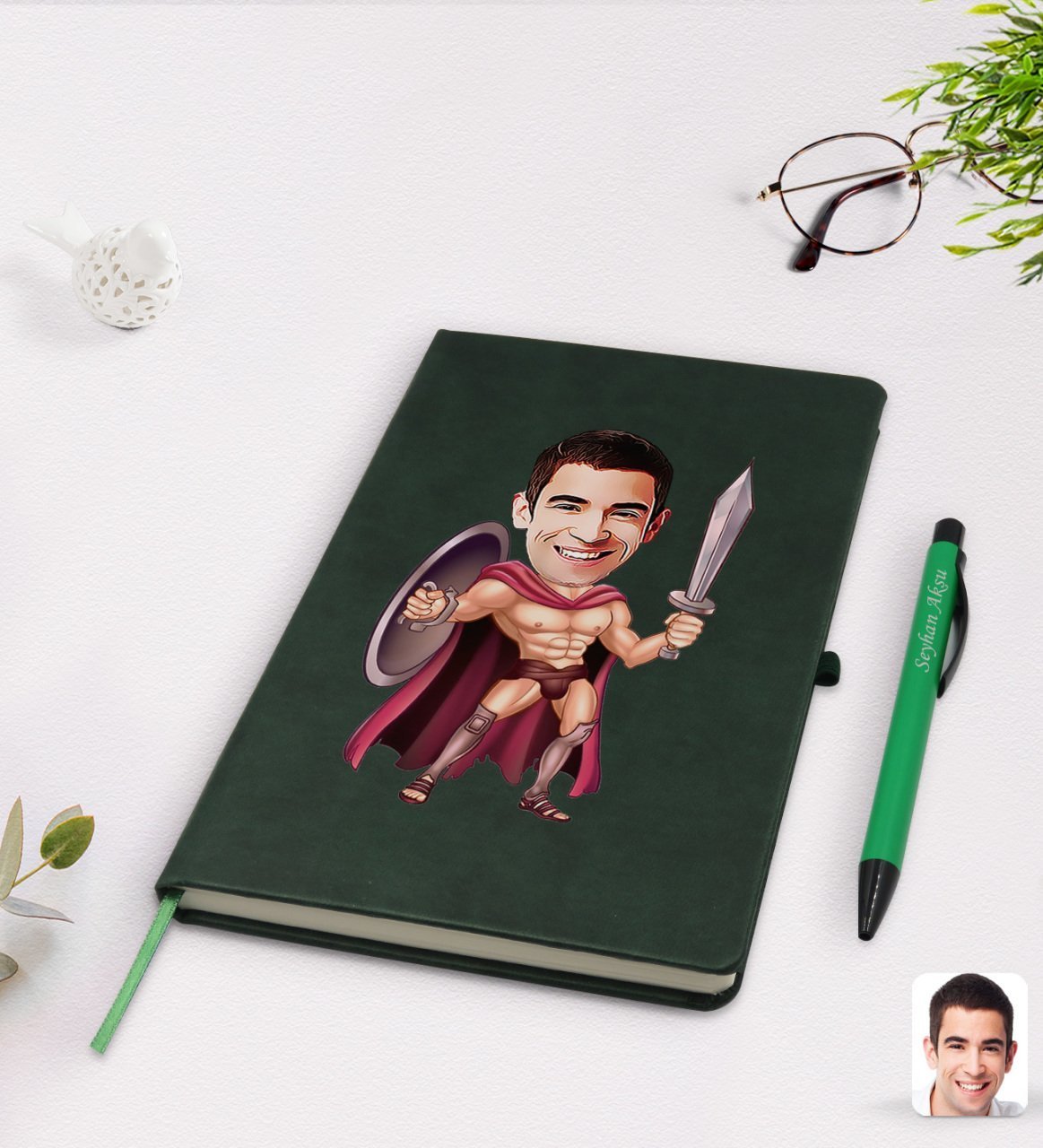 Kişiye Özel Spartalı Karikatürlü Yeşil Termo Deri Defter Kalem Seti Model 1