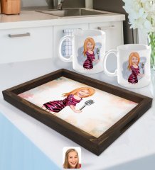 Kişiye Özel Şarkı Söyleyen Kız Karikatürlü Doğal Ahşap Tepsi ve 2’li Kupa Bardak Seti-2